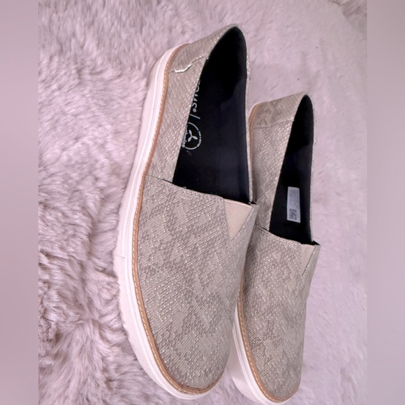 TOMS NWOT SLIP-ONS Size 9W - Picture 1 of 3